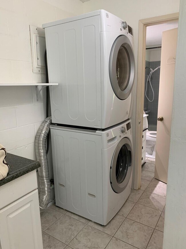 Building Photo - Central location 1 bedroom/1 bathroom with ocean view