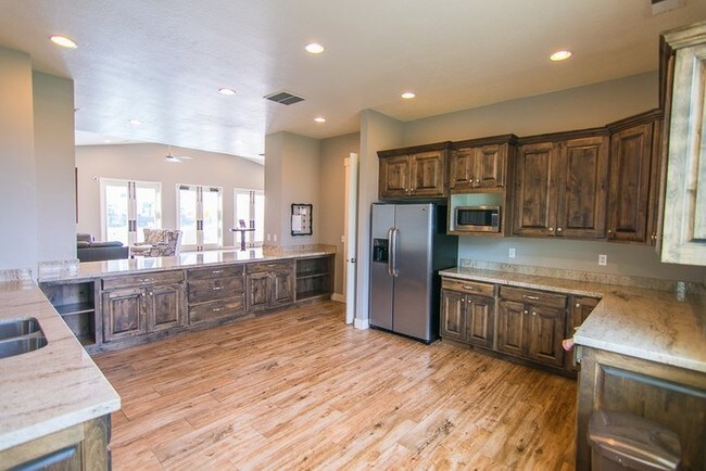 Building Photo - Amazing Townhome in Edgewater Community