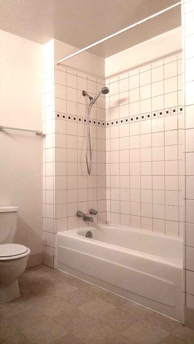 Building Photo - 1905 6th St