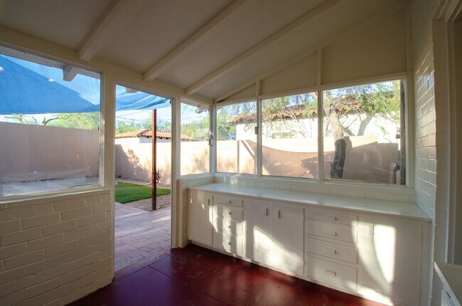 Building Photo - Iconic Sam Hughes Bungalow! Steps away from University of Arizona Main Campus!