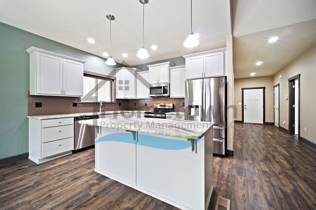 Building Photo - 3 Bedroom 2 Bathroom Home with Attached 3 Car Garage Available in Coeur d'Alene!