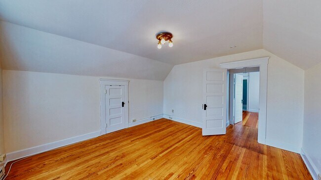 Building Photo - [In-Unit Laundry; Garden] Townhouse-Style Living, with Historical Details & Parking!