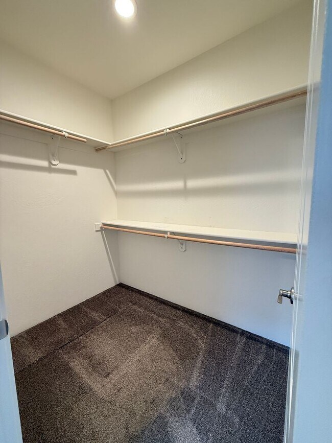 Building Photo - Quiet Cul-De-Sac Living in White City