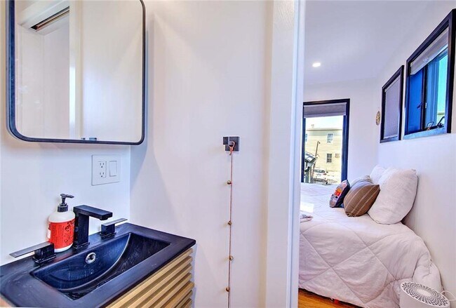 Building Photo - 37 Ring St