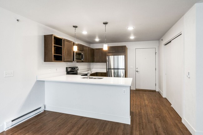 Building Photo - 2 Bed, 1 Bath with NEW LOW PRICE - Close t...