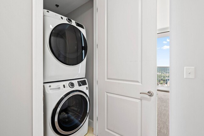 Building Photo - ** 2 MONTHS OF FREE RENT ** Living the Sky Life in Downtown Raleigh! 1 BE/1 BA Condo on the 32nd ...