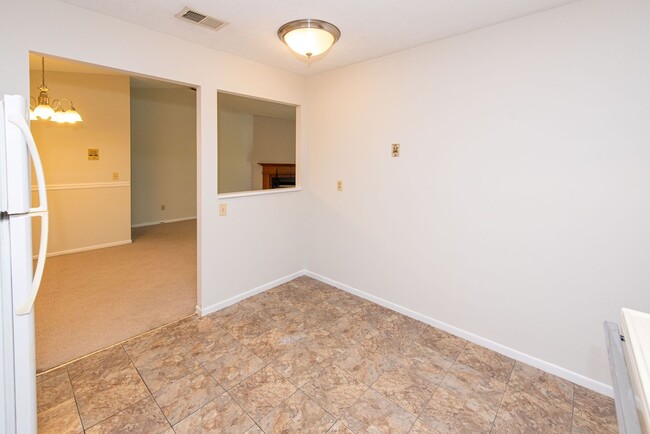 Building Photo - 2 Bedroom Condo Available