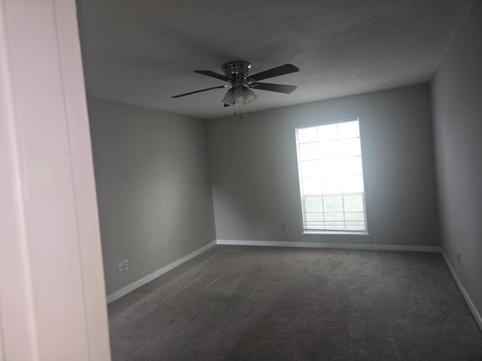 Building Photo - 3600 Chateau Dr