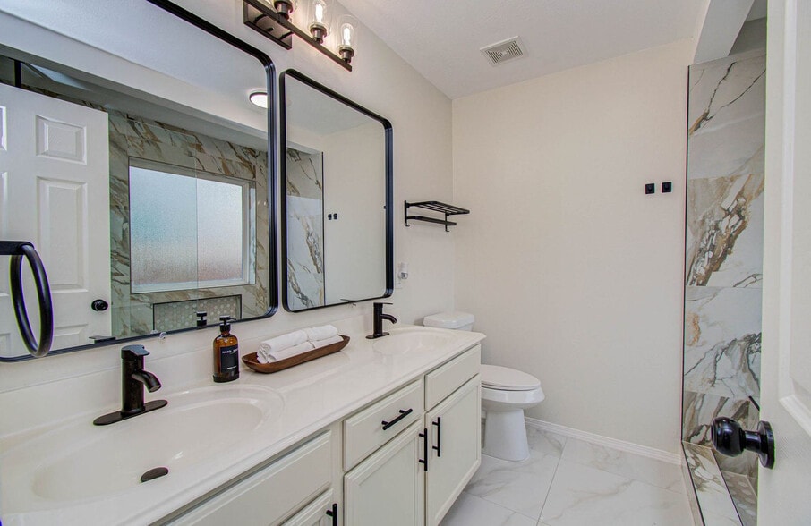 Building Photo - 7207 Crescent Mills Dr