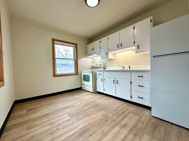 Building Photo - 3313-3315 Pompon Street