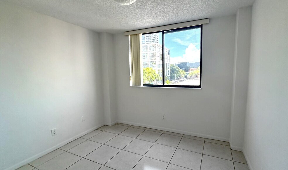 Building Photo - 2715 Tigertail Ave