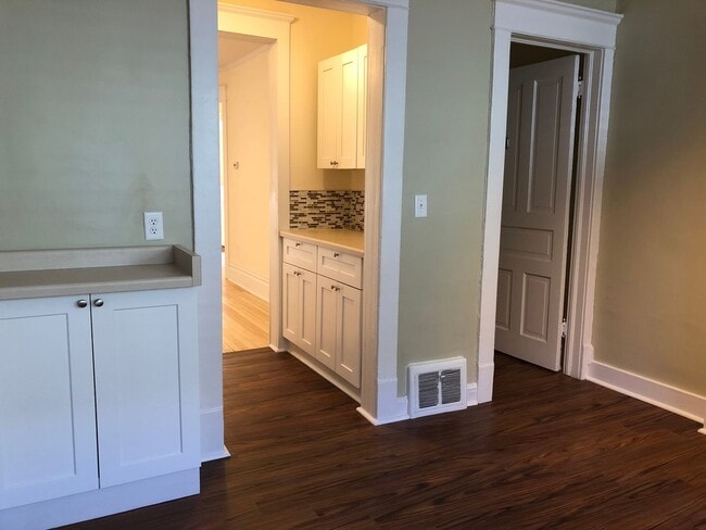 Building Photo - Amazing Vintage Townhouse. Uber Convenient...