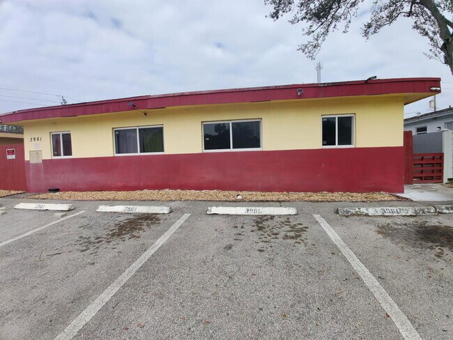 Building Photo - 3961 SW 51st St
