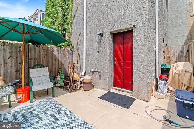 Building Photo - 2234 Master St