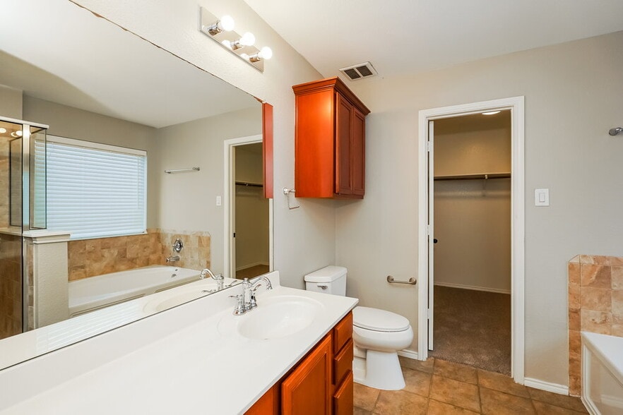 Building Photo - 5828 Ridge Lake Dr