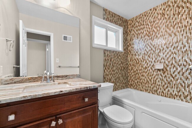 Building Photo - 4 Bed 3 Bath - Takoma Park Split Level - Move In Ready