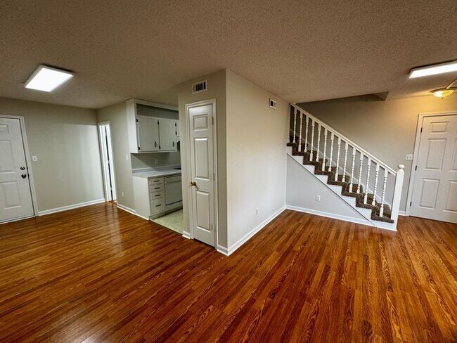 Building Photo - Townhome in great location and Minutes from Research Park!