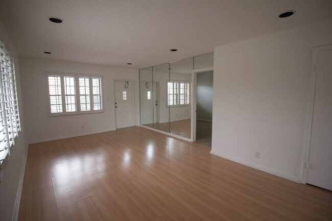 Building Photo - 917 NE 16th Ave