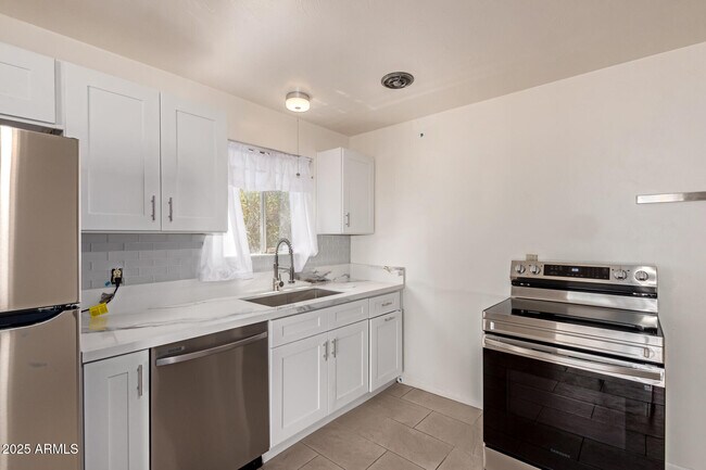 Building Photo - 1407 E El Camino Dr
