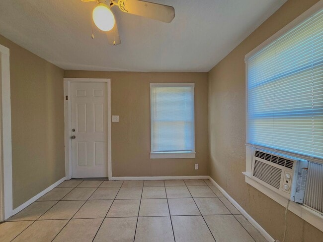 Building Photo - 3 Bedroom Home