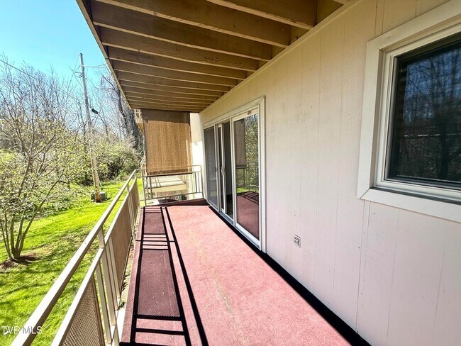 Building Photo - 1225 Carriage Cir