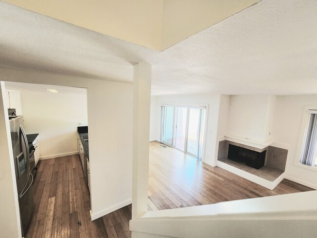 Building Photo - Spacious & bright 3 bedroom 2 bath home in...