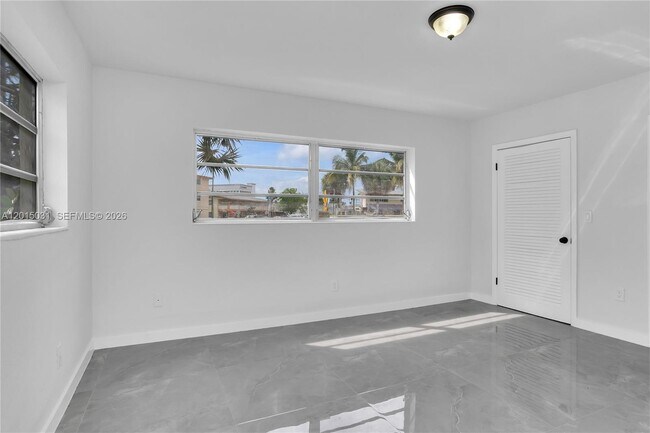 Building Photo - 11930 NE 19th Dr