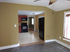 Building Photo - 58 Burnham St