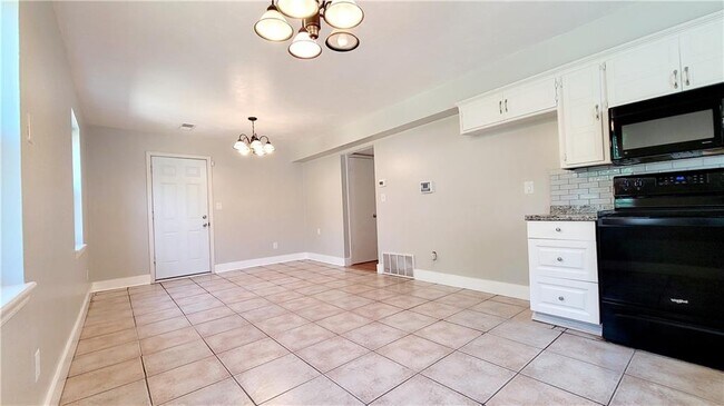 Building Photo - 14025 N Everest Ave
