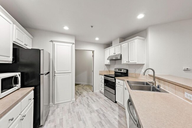 Building Photo - Charming 2 Bed Condo in DuPont | Fresh Pai...