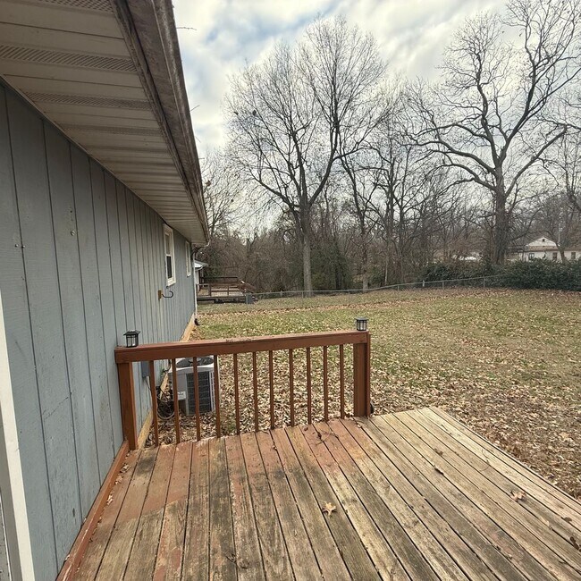 Building Photo - 2 Bedroom Home with unfinished Basement In SE Springfield