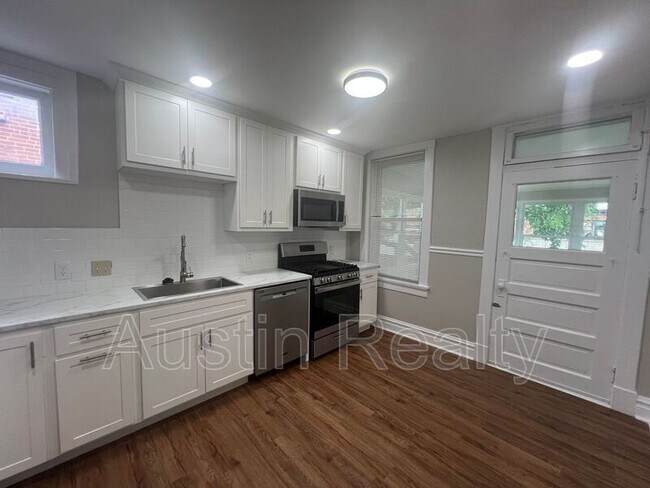Building Photo - 1018 Commodore Dr