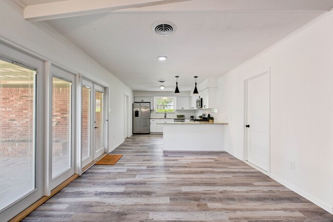 Building Photo - 1703 N Roberson St