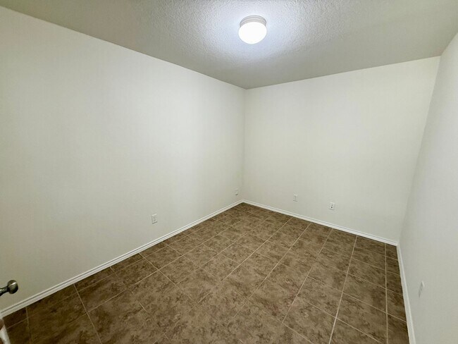 Building Photo - Beautiful 3 bedroom, 2.5 bathroom with an office in a prime New Braunfels location!