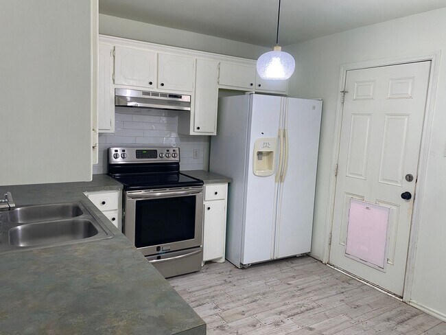 Building Photo - 3/2/2 Cozy Brick Home in South Lubbock!