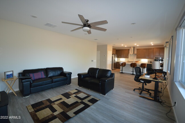 Building Photo - 1326 W Coyote Dr