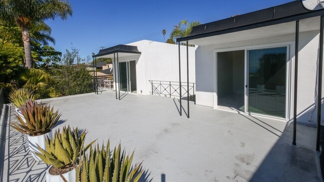 Building Photo - 1220 N Coast Hwy