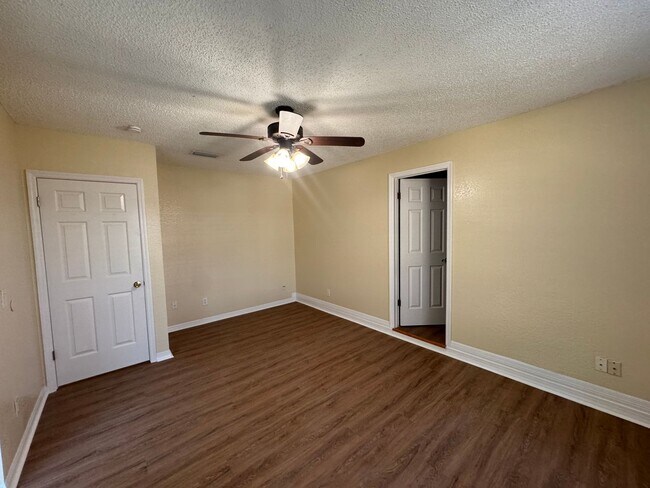 Building Photo - Spacious 3/2 Home with Screened Patio and Large Yard *Lawn Care Included!*