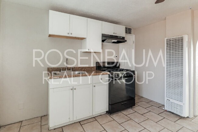 Building Photo - 302 W Flores St