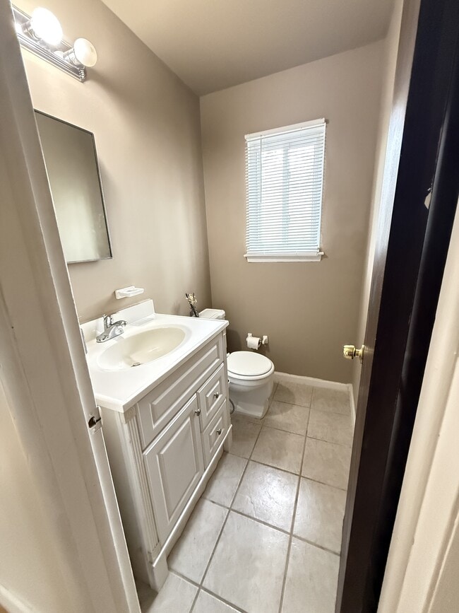 Building Photo - 176 N Christine Cir