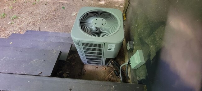 Building Photo - 4 bedrooms 3 baths beautiful house