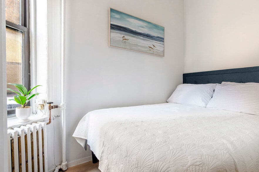 Building Photo - 104 MacDougal St