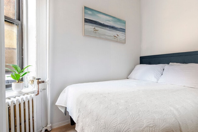 Building Photo - 104 MacDougal St