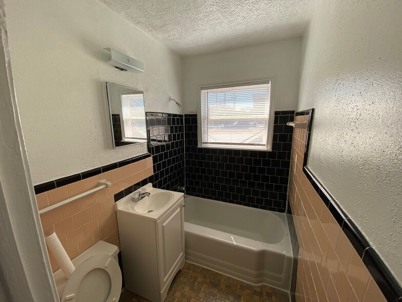 Building Photo - 4420 Roseland St