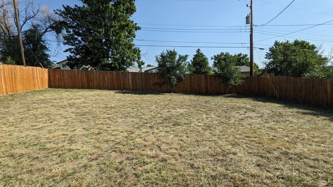Building Photo - 5 BED/2 BATH RANCH HOME W/FINISHED BASEMEN...