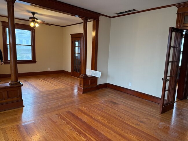 Building Photo - 323 Olivia St