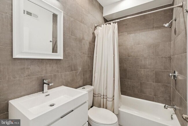 Building Photo - 2820 Livingston St