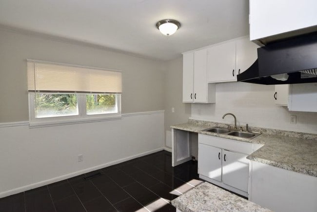 Building Photo - 1602 Apple Valley Dr