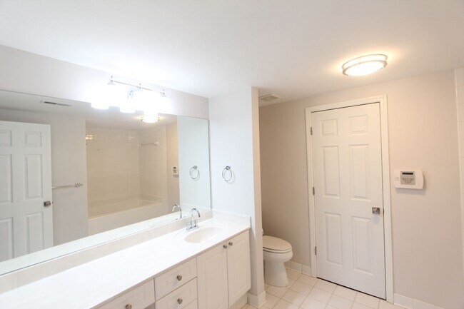 Building Photo - Wonderful and Large 3 Bedroom 2.5 Bath Townhome w/Garage