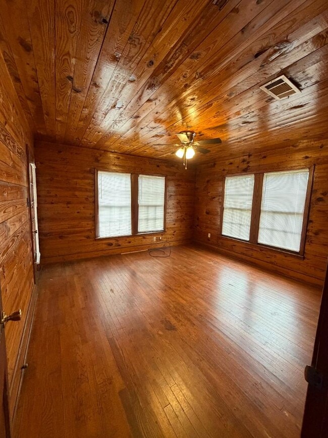 Building Photo - 2021 Center Rd